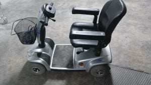 Scooter de movilidad con la batería recientemente sustituída